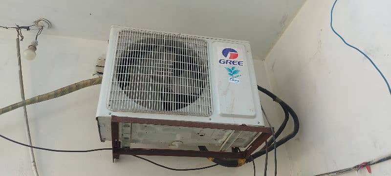 gree ac 1.5 ton heat and cool model just like new 3