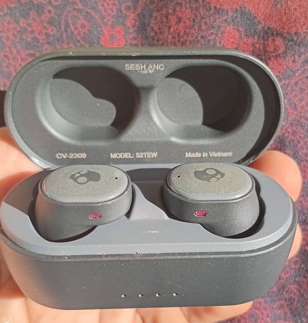 skullcandy wireless earbuds o31,3o94,22-33 0