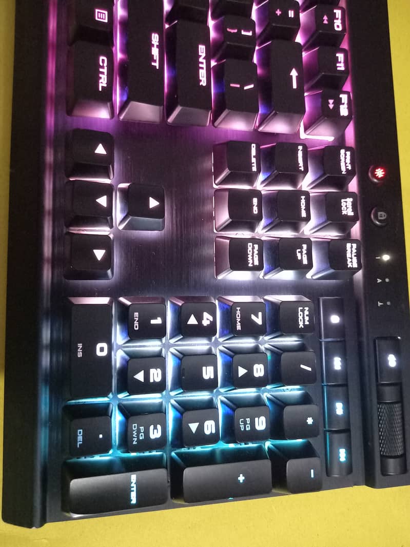 Gaming Mechanical Keyboard (Corsair K70 LUX RGB Cherry mx Brown) 1