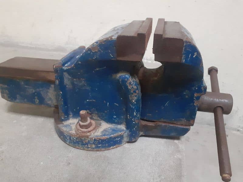 4" jaw swivels bench vise 1