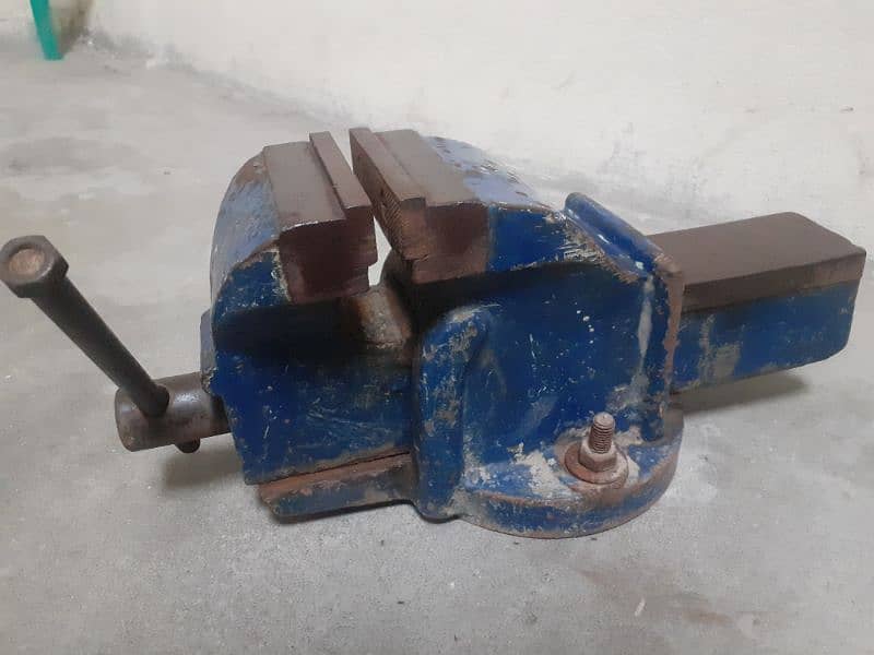 4" jaw swivels bench vise 2