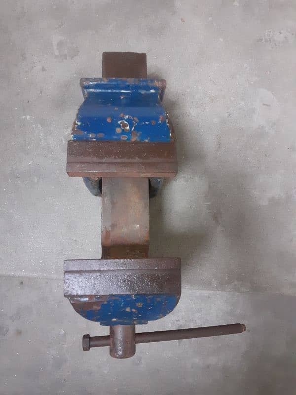 4" jaw swivels bench vise 3