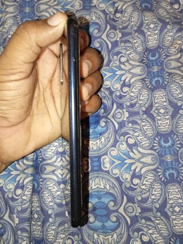 vivo y 20 4-64 in good condition with box and charger original conditn 3