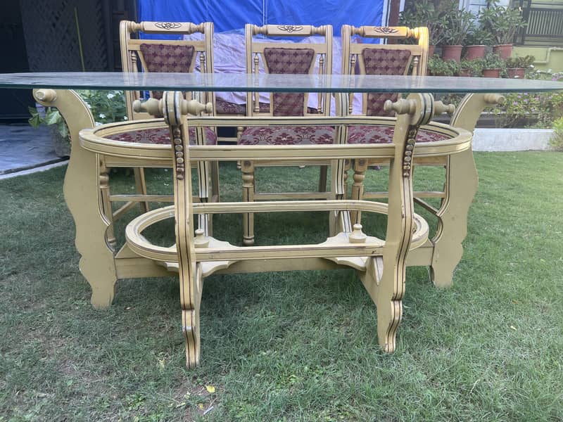 Used dining table in good condition 1