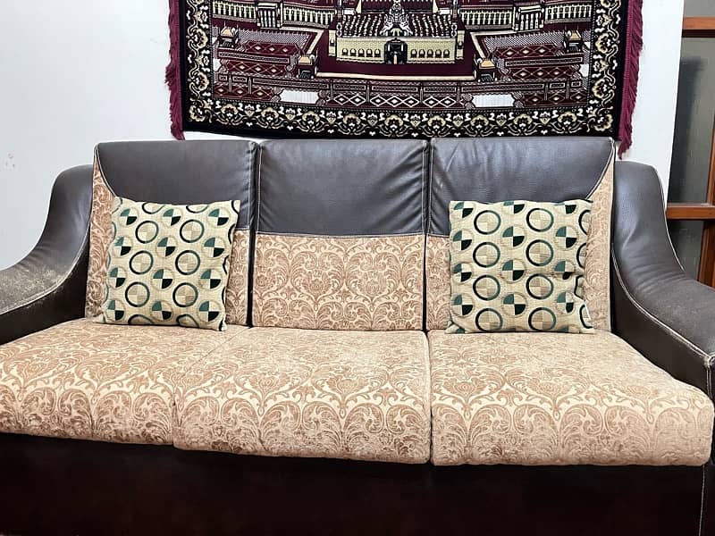 Beautiful and relaxing set of sofas available at a reasonable price!! 1