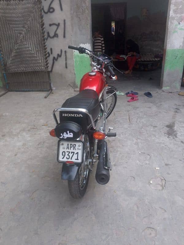 honda 125 selfstart condition 10 bye 11 only 6000 kilometer chali hii 8