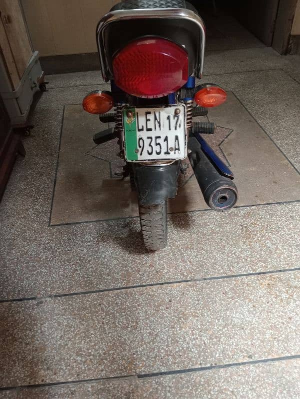 Honda 125 red colour 2