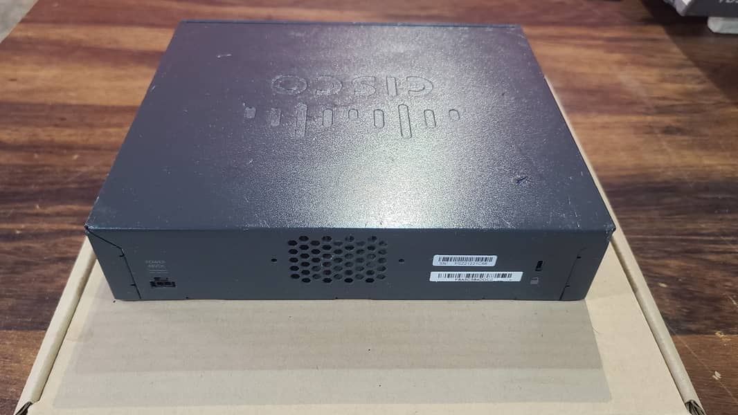 Cisco 2504 AIR-CT2504-5-K9 5 Access Points Wireless Controller (Box) 4