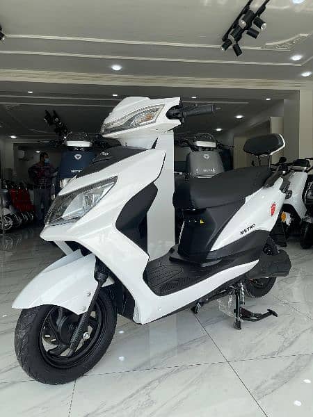 Brand New Electric Scooter/Scooty EV bike Metro Road King Eveon Yadea 2