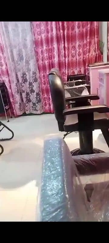 Ladies beauty parlour for sale in G9 Islamabad 2