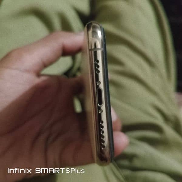 iphone 11 pro & Infinix smart 8 plus 6