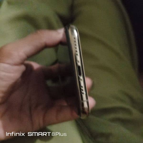 iphone 11 pro & Infinix smart 8 plus 9