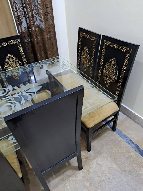 selling Dining table 3