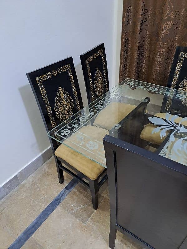 selling Dining table 4