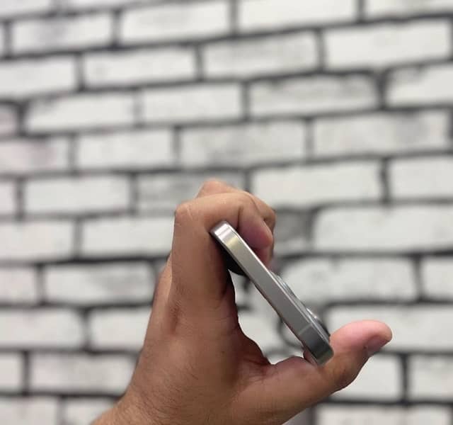 Apple iPhone 15 Pro - Natural Titanium 3