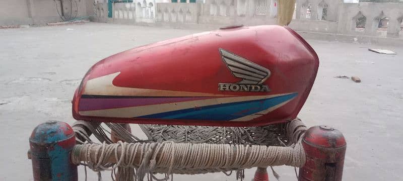 CG 125 Original 2010 model Tank under se saaf hony Wala he 1