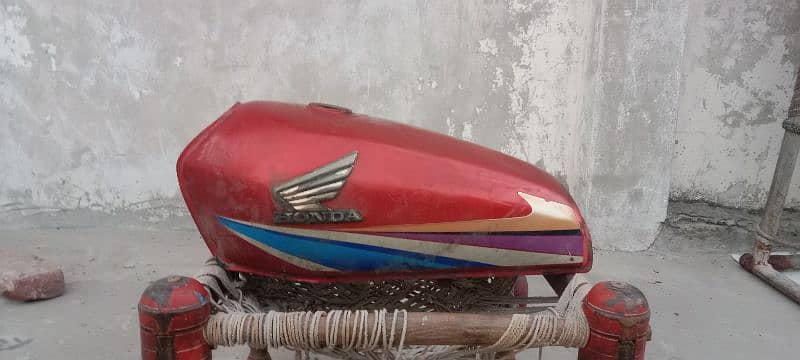 CG 125 Original 2010 model Tank under se saaf hony Wala he 3