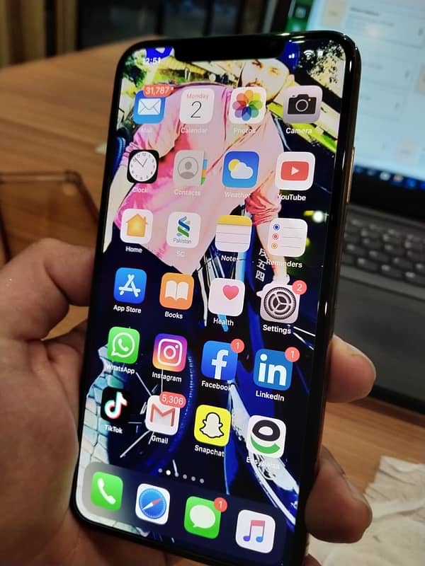 IPHONE XS MAX 64 GB DUAL SIM PTA APPROVED 10/10 CONDITION LIKE NEW 5