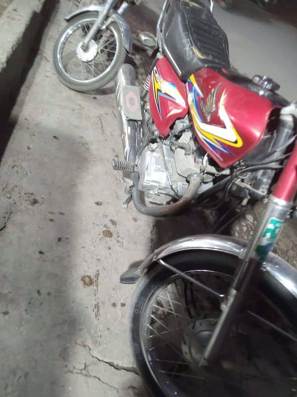 Honda 125 neat and clean 5