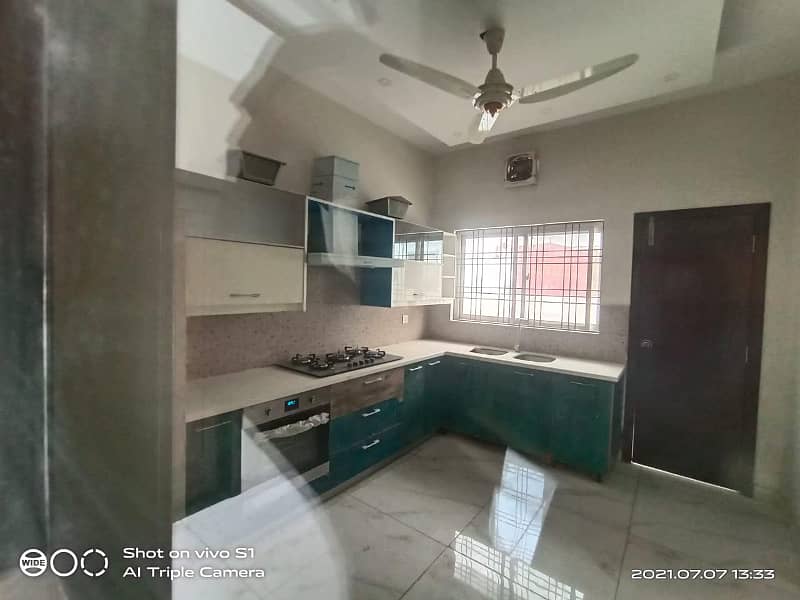 10 Marla Independent Full House 4 Bed Drawing Dining 2 Kitchen Tv Lounge Store Servant Quarter Tiles Slightly Used Divine Garden Near Metro Airport Road 8