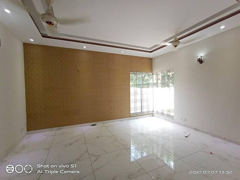 10 Marla Independent Full House 4 Bed Drawing Dining 2 Kitchen Tv Lounge Store Servant Quarter Tiles Slightly Used Divine Garden Near Metro Airport Road 10