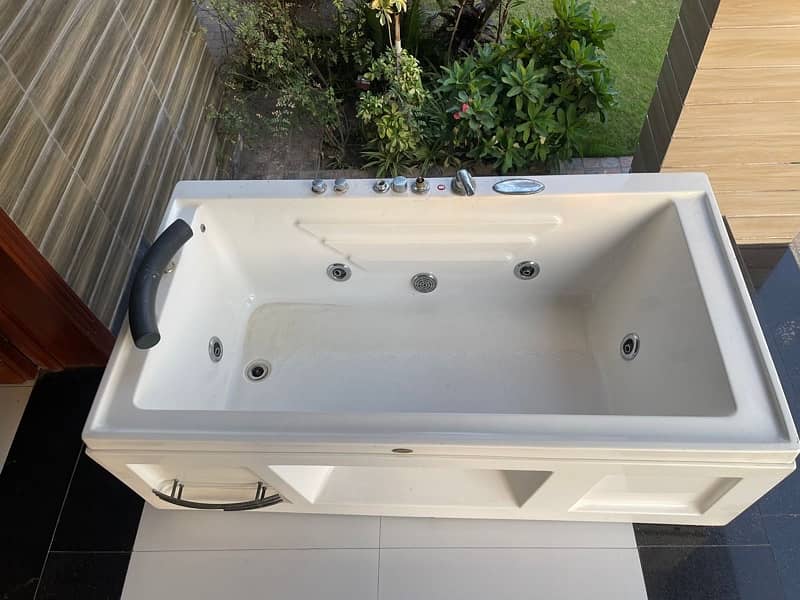 bathtub/jacuzzi/luxury bath jacuzzi 2