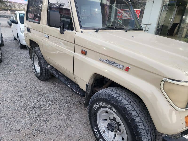 Toyota Land Cruiser 1990 4