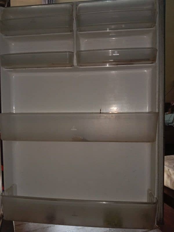 westpoint jambo size fridge urgent sale 9