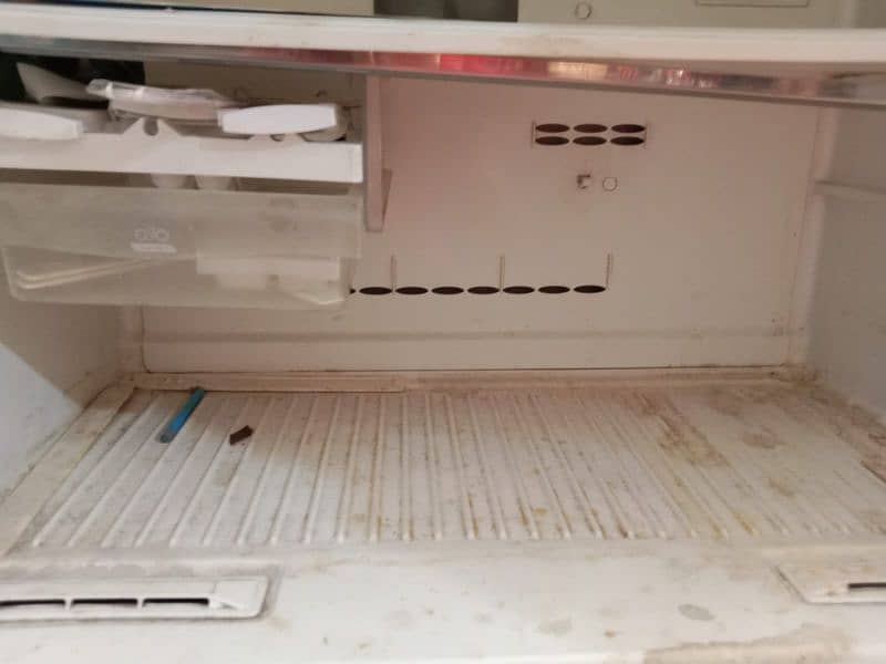 westpoint jambo size fridge urgent sale 10