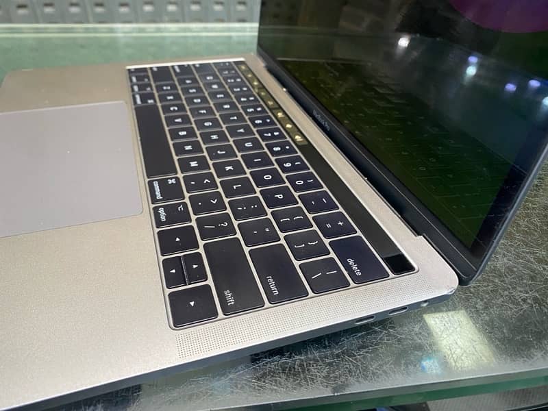 macbook pro 2019 a1989 13 inch touch bar 2