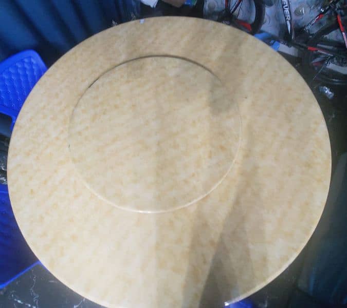 Round dining table without chair 1