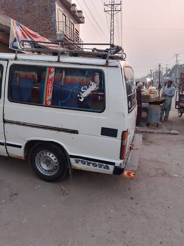 Toyota Hiace 2000  18 Seater Van . Wegon 1