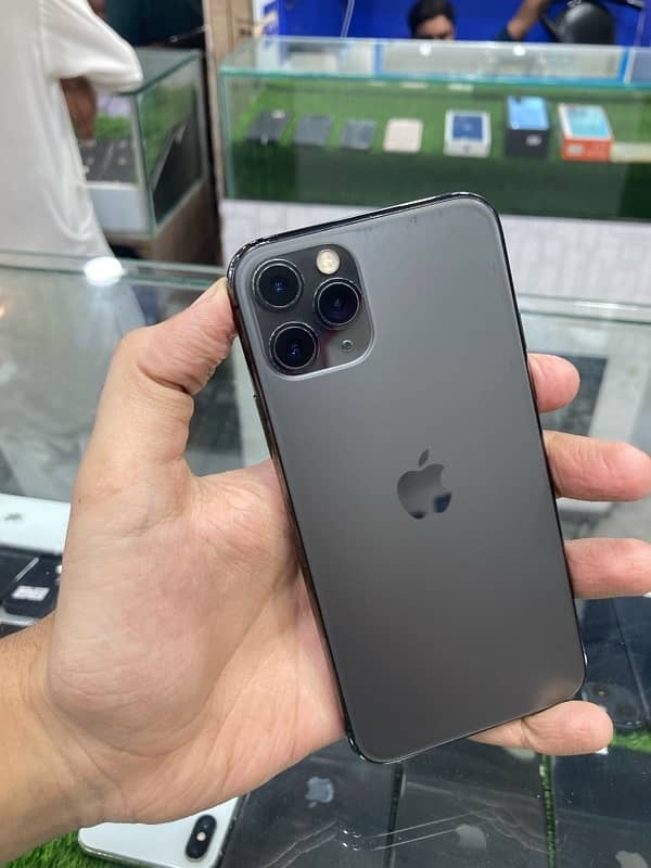 iphone 11pro 64 gb (factory unlock) 80 health waterpack (sim working) 1