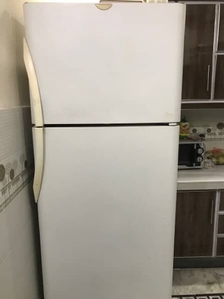 kelvinator full size fridge 0