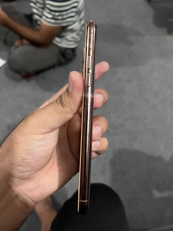 iphone 11 pro max 4