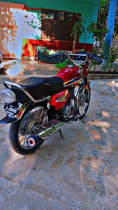 Honda company ka bike ha 2o19 model ha Abbottabad number Laga hua ha