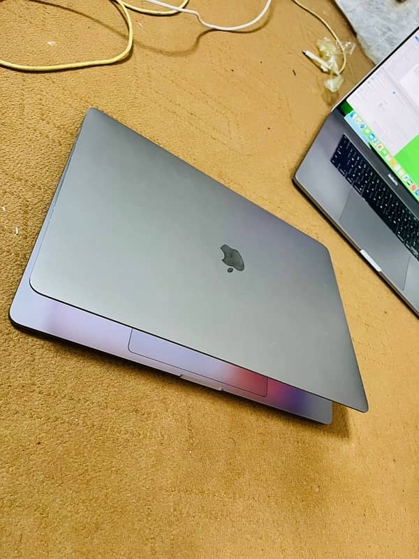 Apple MacBook pro 2019 - 16 inch touchbar i. 9 6