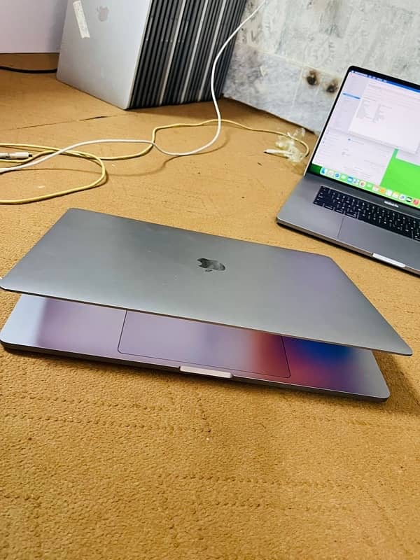 Apple MacBook pro 2019 - 16 inch touchbar i. 9 7