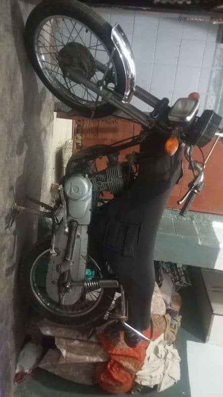 Honda 125 genuine condition complete documents no work required 1