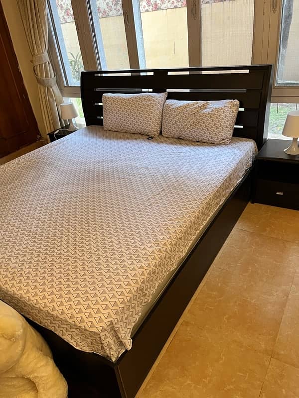 Habitt King size bed set 1