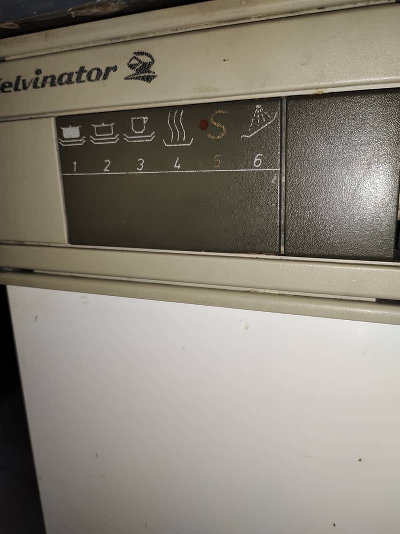 DISHWASHER KELVINATOR IN EXCELLENT CONDITION N LOW PRICE 1