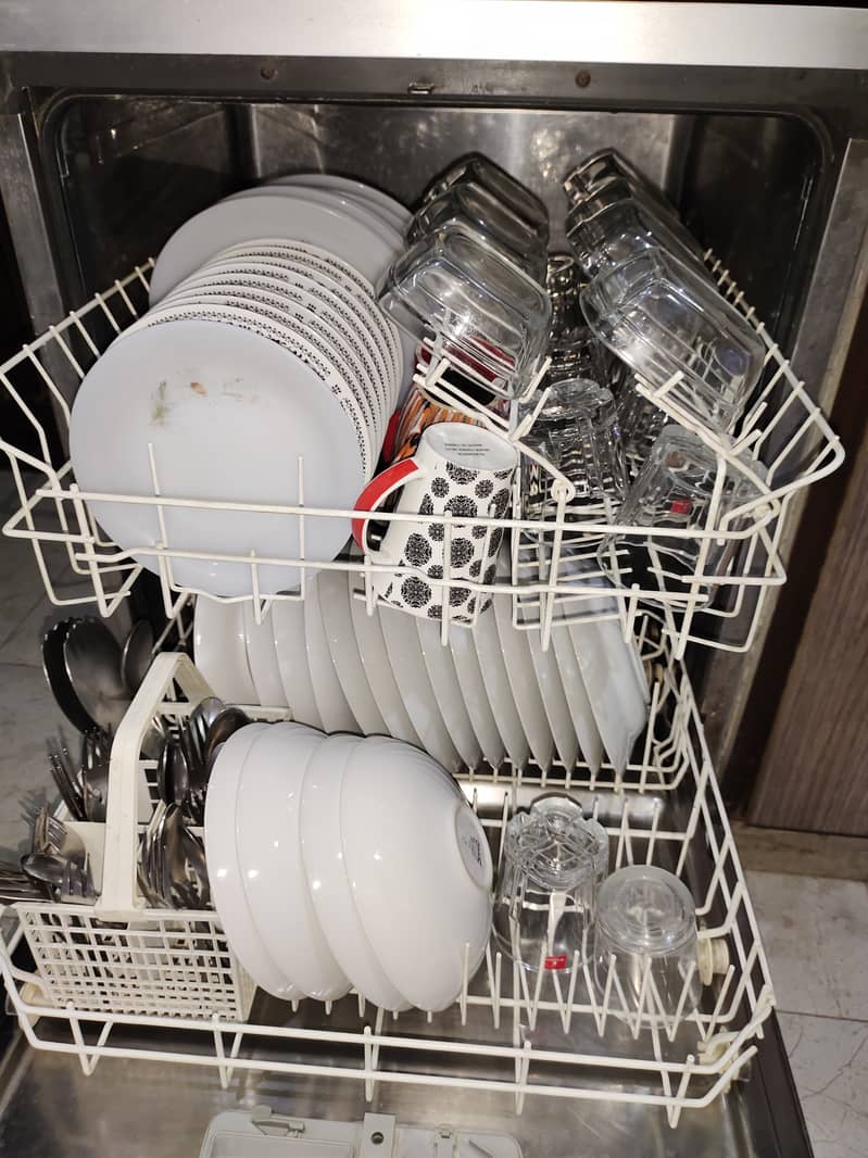 DISHWASHER KELVINATOR IN EXCELLENT CONDITION N LOW PRICE 7