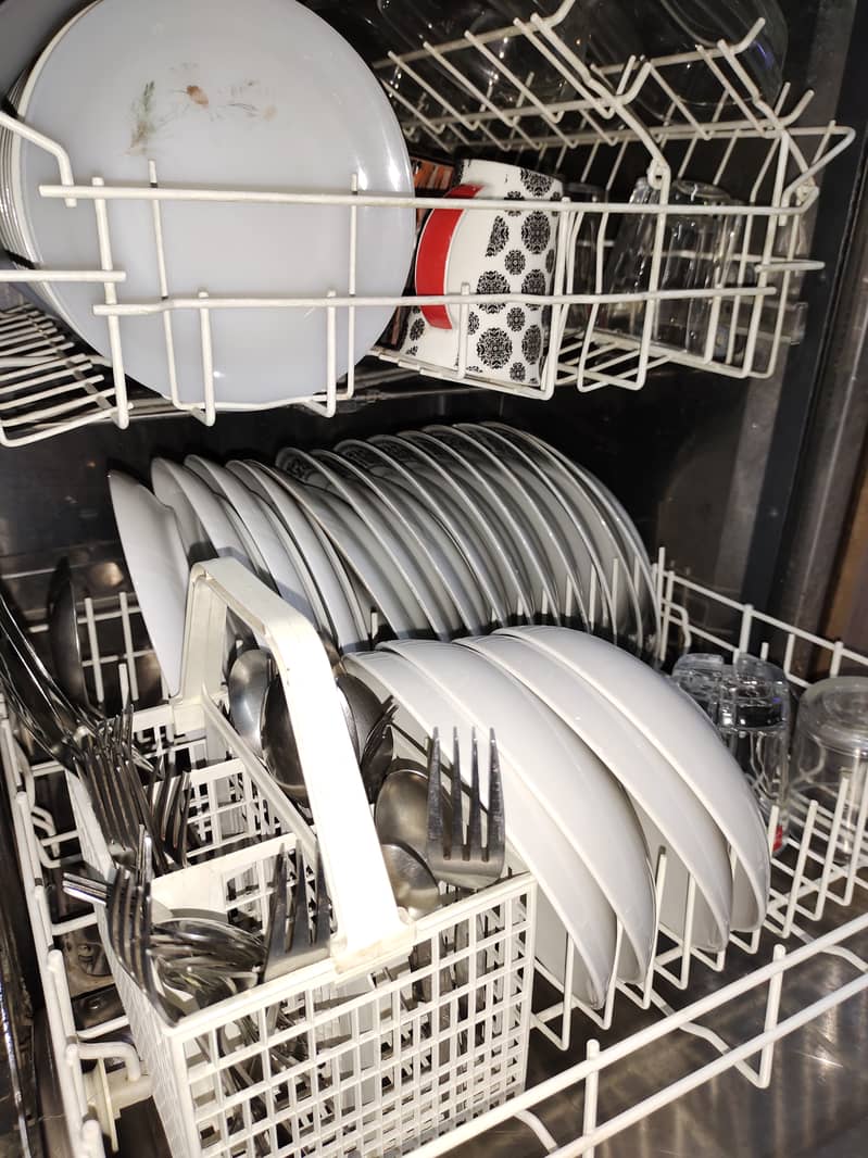 DISHWASHER KELVINATOR IN EXCELLENT CONDITION N LOW PRICE 8