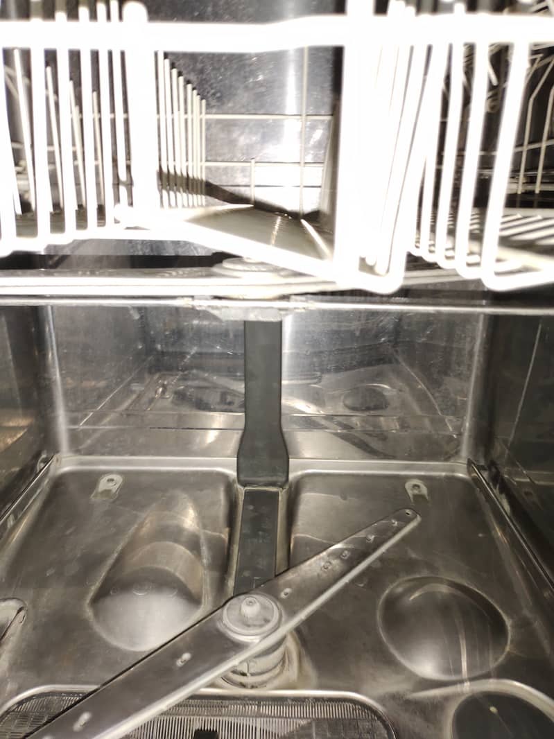 DISHWASHER KELVINATOR IN EXCELLENT CONDITION N LOW PRICE 9