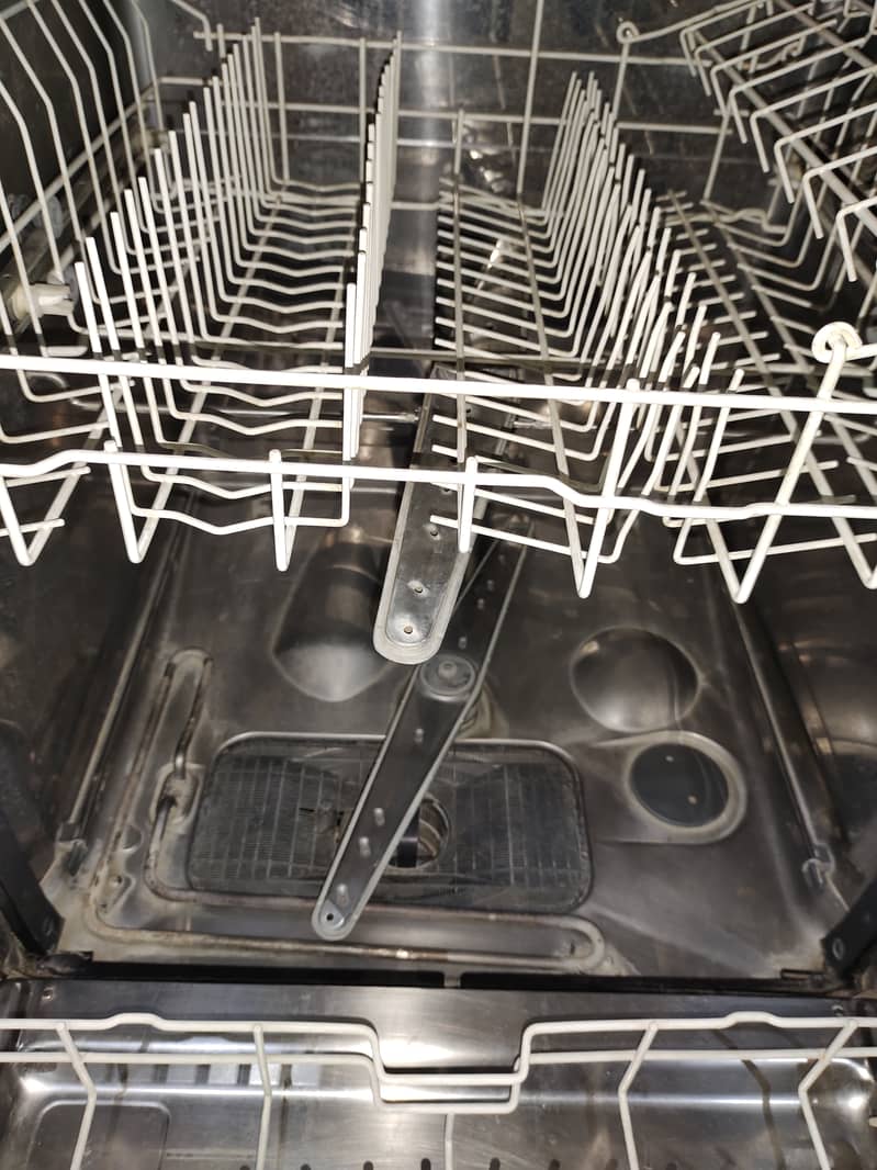 DISHWASHER KELVINATOR IN EXCELLENT CONDITION N LOW PRICE 11