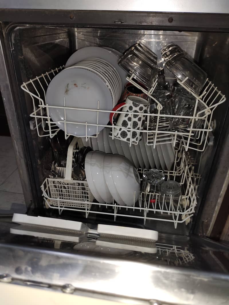 DISHWASHER KELVINATOR IN EXCELLENT CONDITION N LOW PRICE 16