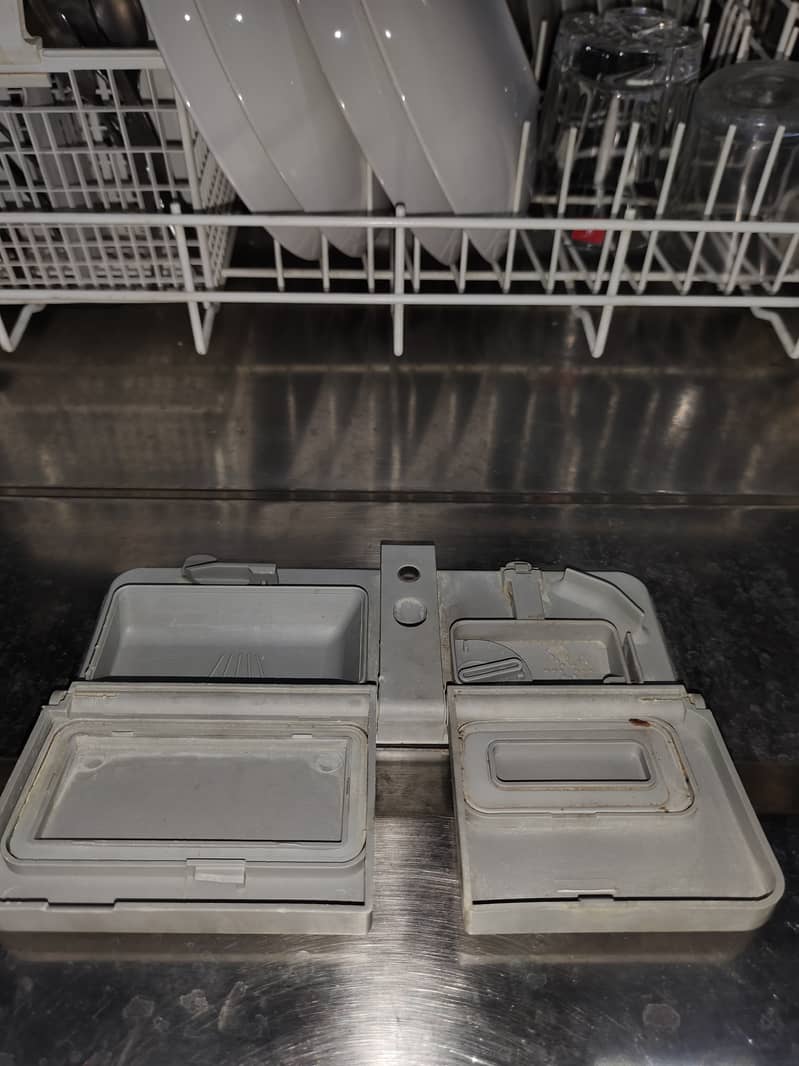 DISHWASHER KELVINATOR IN EXCELLENT CONDITION N LOW PRICE 17