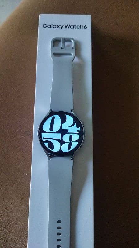 Samsung Galaxy Watch 6 44mm R490 in almost brand new condition 4