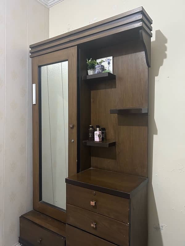 Dressing table with full length mirror, lots of storage space 1