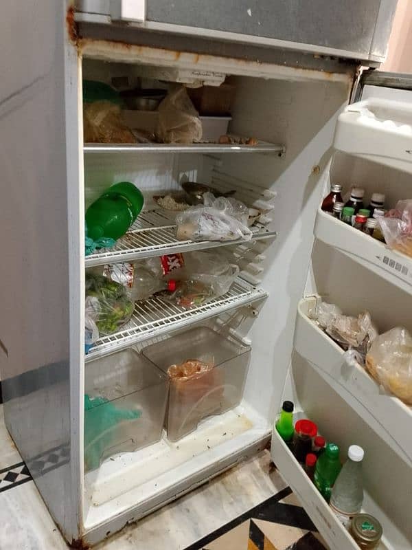 I am selling my refrigerator 2